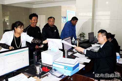 佳热电厂热力公司：“三个提升”开展收费窗口文明服务活动