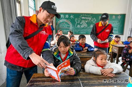 江西婺源：学雷锋情牵留守儿童