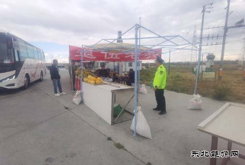 哈巴河执法大队：交通执法暖心劝导摆摊乱象 用行动守护公路畅通