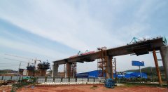 中铁二十一局集团：昌赣客专赣州段第二长桥将军塘特大桥中跨顺利
