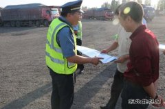 玛纳斯路政、交警联合宣传新规定