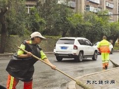 鞍山：顶冷风清扫 环卫裹塑料袋御寒（图）