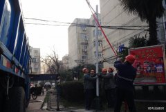 新集矿区：百盏路灯照亮小区居民心