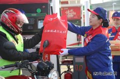 中国石化为万名返乡摩骑免费加油、寄包裹