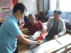 龙煤向阳矿团委送清凉、保安全