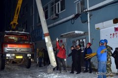 桦南供电公司：电杆遭遇“车祸” 供电员工连夜抢修复电
