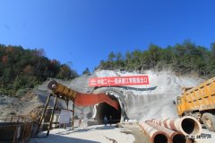 中铁二十一局：兴泉铁路江背隧道施工进展顺利