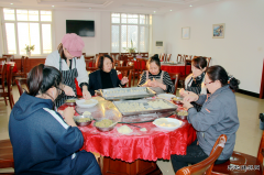 兴凯湖电业局：局职工食堂让员工吃上美味饺子