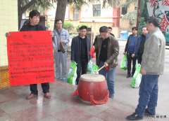 图片新闻：牛儿庄采矿公司工会为一线职工送奖品鼓干劲