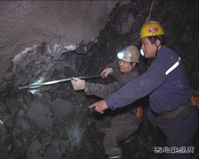 图片新闻：班组互查安全工程质量