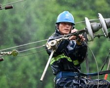 江西婺源：遭暴雨山体滑坡断电 电力工人冒雨深山抢修