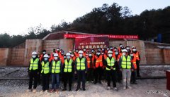 云南：丽香铁路正式启动无缝长钢轨铺设
