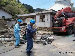 大车撞断电杆：会泽供电局及时组织人员抢修复电