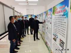 图片新闻：组织员工观看交通安全教育图片展