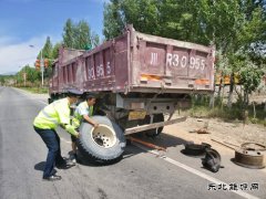 富蕴执法大队：我为群众办实事，热心帮助群众换轮胎