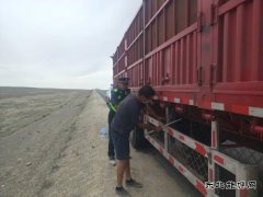 富蕴执法大队：车辆轮胎冒烟，路政人员紧急处置消隐患