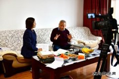 牡丹江水电总厂派出采访组到鲍元义、俞柏铭两位老人家中采访
