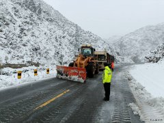 富蕴执法大队：初雪见真情 抗雪保交通