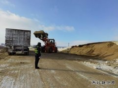 阿勒泰执法支队哈巴河执法大队：严寒中指挥交通，保障行车安全