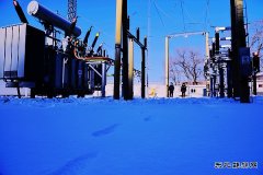 电网头条：踏雪特巡 确保设备安全度冬