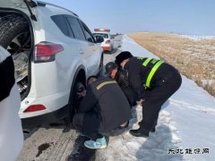 福海执法大队执法人员帮助受困司机更换轮胎，排忧解难暖人心