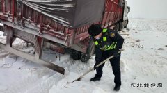 恰库尔图超限检测站：车辆被困雪中 执法人员全力救援
