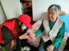 中心社区：团青志愿者陪独居老人共度元宵节