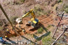 江西婺源：大雪压断线路 电力工人忙抢修