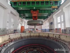 黑龙江牡丹江水电总厂：莲花厂4号机组A极检修转子顺利吊出