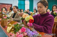 婺源供电：插花品香庆“三八”