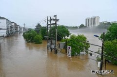 江西婺源：遭强降雨袭击 供电部门迅速组织抢修复电
