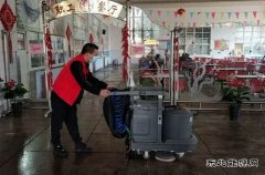 图片新闻：红马甲志愿行动在清洁职工餐厅环境卫生