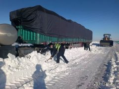 富蕴执法大队：货车风雪中被困 巡查人员及时救助