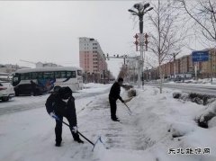 富蕴执法大队：在职党员进社区 打扫卫生践行动