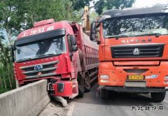 云南：大货车撞上公路水泥防护栏避免翻车