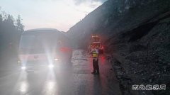 哈巴河执法大队：山体滑坡道路受阻，快速抢险保畅通