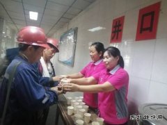 淮北双龙公司：用心服务 让职工“清凉一夏”“安康相伴”