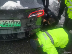 富蕴执法大队：雨雪天执法人员帮助受困旅客排忧解难