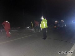 哈巴河执法大队：夜间清理路面散落物，保障群众出行安全