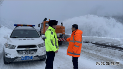 布尔津执法大队：省道232线多处雪崩 积极抢险保通
