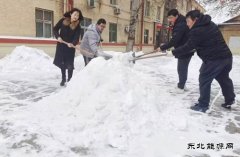 图片新闻：清除积雪保通行