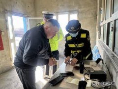哈巴河执法大队：积极开展路警联合治超，确保公路安全