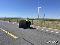 哈巴河执法大队：清除路面杂物 保障公路安全