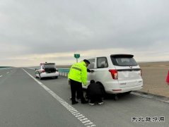 福海执法大队：援手相助被困车辆，迅速行动助其脱困