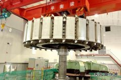 国网黑龙江水电总厂：镜泊湖发电厂4号机组改造工程转子顺利吊出
