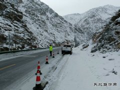 富蕴执法大队：游客车辆陷入雪窝 交通执法暖心救助