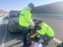 富蕴执法大队：高速路上暖心救援，解车主燃眉之急