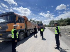 哈巴河执法大队：路政宣传月，完美体育在行动