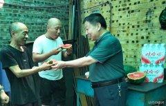 峰峰集团牛儿庄采矿公司：送防暑降温服到岗位