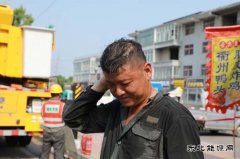 国网鹿邑县供电公司：清凉“不断供” 带电除隐患